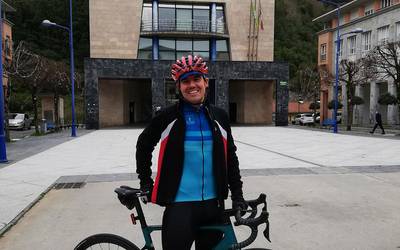 Elgoibarren eta Mendaron ere izan da Mikel Lizarralde, esklerosi anizkoitzaren ikerkuntzarako dirua biltzeko ekimenaren barruan