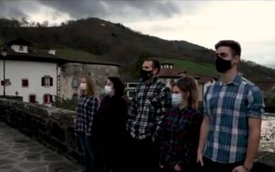 Sunbillako gazteek herritarrei Eguberriak zoriontzeko bideo bat partekatu dute