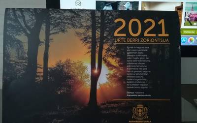2021eko egutegiak herriko emakumeen aurpegiak batzen ditu