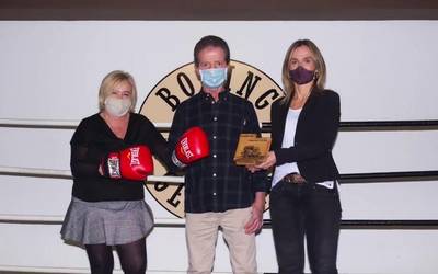 Herrian kirola bultzatzen duten elkarteei oroigarria eman eta argazkiekin bideoa osatu du Udalak