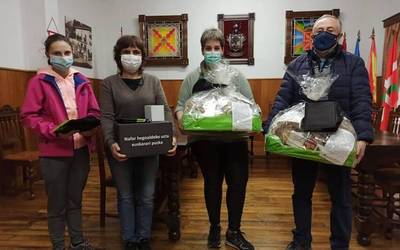 Doneztebeko merkatari eta zerbitzu elkarteak eta udalak Eguberrietako zozketaren opariak banatu dituzte