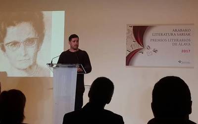 Imanol Ulazia zumaiarra saritu dute Torrelavegako 'Jose Luis Hidalgo' poesia sariketan