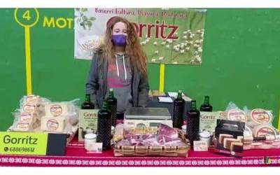 Mendialdeko azoka ibiltarietan parte hartu dutenei esker onez bideoa egin dute