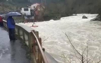 Beti Bustiko piraguistak Deba ibaian gozatzen