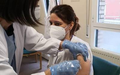 Mesedeetako egoitzakoek txertoa hartu dute