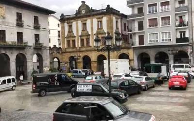 Ostalariek eta hornitzaileek auto karabana egin dute irtenbidea eskatzeko