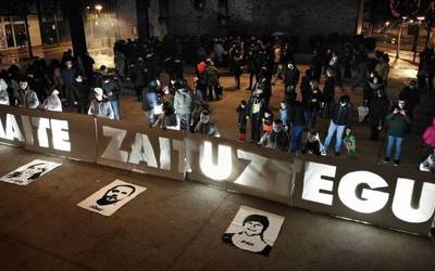 Euskal preso eta iheslarien aldeko elkarretaratzeak egin dituzte urteko azken egunean