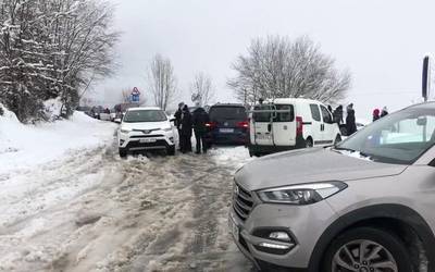 Bisitari asko izan dira gaur Elgetan, eta ez dira guztiak elurretarako ondo ekipatuta etorri