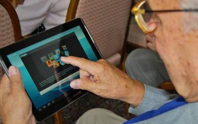 Erretiratuen elkarteek ordenagailuak eta Internetera konektatzeko gailuak erosteko dirulaguntzak hartu dituzte