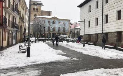 Elur gehiago bota du Elgetan, eta zirkulazioa itxita dago Kanpanzarko errepidean