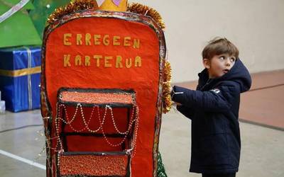 Haurrak ari dira magiaz betetako eskutitzak ontziratzen Errege Magoentzat