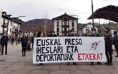 Euskal presoak etxeratzeko eskatuz bildu dira Elizondoko plazan