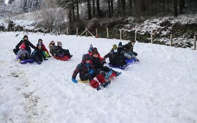 Elur artean gozatzen aritu dira Gatzagako gaztetxoak