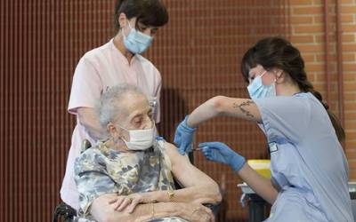 Aurreikusitako 8.000 txertoetatik 6.000 eman ditu Osakidetzak, lehen astean