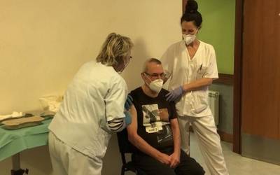 Lehen txertoak jarri dituzte Arrasateko Iturbide egoitzan