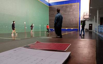 24 bikote aritu dira Lesakako gaztetxearen aldeko frontenis txapelketan