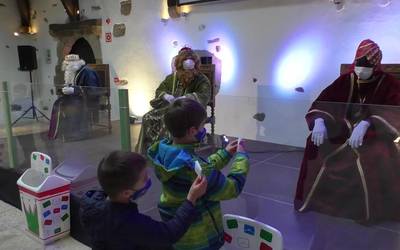 Errege magoak Beasainen egon dira haurren eskutitzak jasotzen