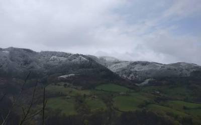 Pagoetan adingabea erreskatatu dute helikopteroaren laguntzarekin, snowboard egiten min hartu eta gero