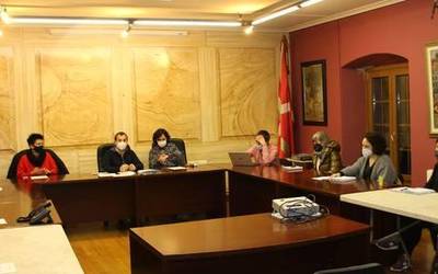 Lau kontratazio berri, Udalean