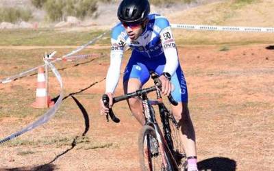 Ziklo-krosaz gozatzen dihardute txirrindulariek