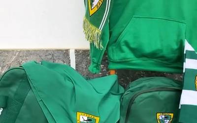 Beti Gazte Elkarteak bere logoa duen txirrindularien arropa prestatu du