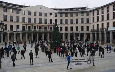 Herriko plaza bete dute Laudioko Gaztetxearen defentsan