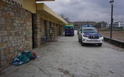 Uretara erori den parapente-zale bat erreskatatu dute Antilla hondartzan