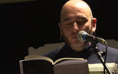 Mikel Sotok 'Suak pizten direnean poesia' liburua aurkeztu du
