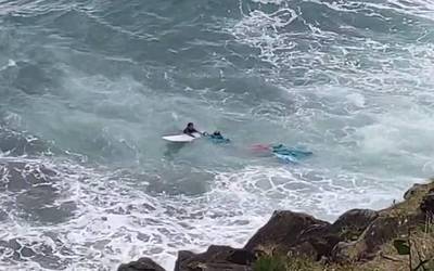 "Parapenteko sokak hanketan korapilatuta, uretan mugitu ezinda zegoen"