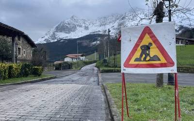 Axpeko elizatik ur-biltegira doan bidea asfaltatzen dabil Atxondoko Udala