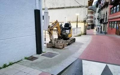 Espaloiko baldosak ipiniko dituzte