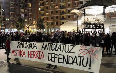 Astika Herria defendatzeko manifestazio jendetsua egin zuten atzo Erandion