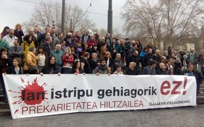 Tentsio altuko dorre bateko langile bat hil da Bilbon