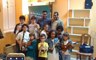 Norai elkartearentzako musika-tresnak biltzen ari da Andres Isasi Musika Eskola
