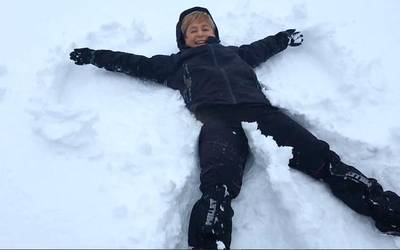 Gure parajeak zuriz jantzita