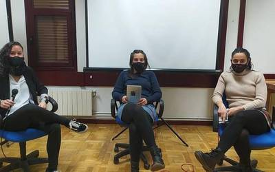 Okondoko emakume kirolariekin solasean