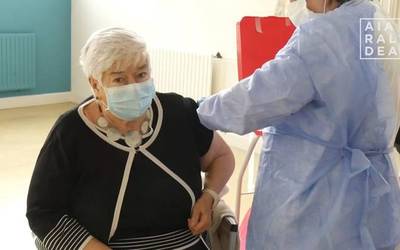 COVID-19aren aurkako txertoaren lehen dosiak iritsi dira Urduñara