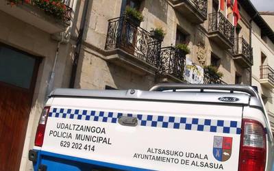 Udaltzaina harrapatzen saiatzeagatik atxilotuta