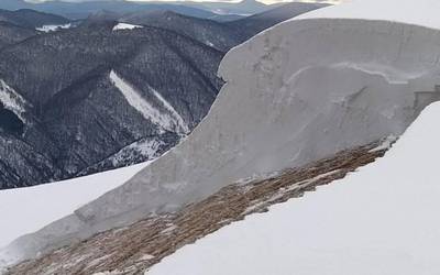 Erakurri mendia gaur goizean: elur-jausi arriskuaz ohartarazi du Nafarroako Suhiltzailtzeen Erreskate Taldeak