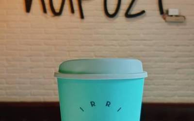 Erabilera bakarreko kafe edalontzien ordez berrerabiltzekoak ipini dituzte Durangoko hiru tabernatan