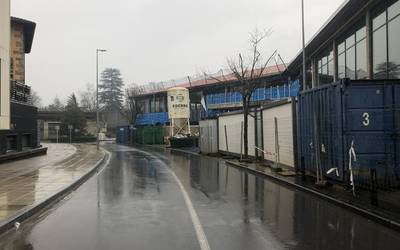 Kiroldegi aurreko errepide zatia itxita egongo da ibilgailuendako gaur eta bihar