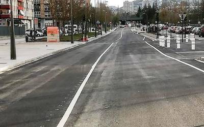 Jacinto Benavente kalea, autobus elektrikoa hartzeko prest