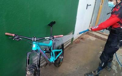 Bizikletak garbitzeko lekua atondu du udalak kiroldegi kanpoan