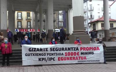 Hiru urte igarota, pentsiodunak kalera irten dira beste behin