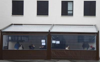 Ostalaritzaren barruko aldea itxita, terrazak zabalik