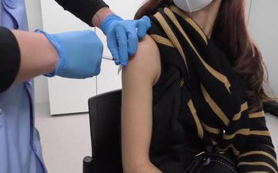 Zumarragako ospitalean hasi dira jada COVID-19-aren aurkako txertoak ezartzen