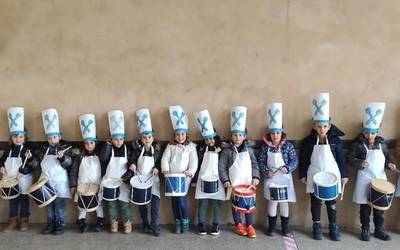 Beste modu batera baina urteroko danborrada egin dute, gaur, Elgetako herri eskolan