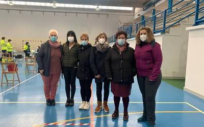 Leitza eta Aresoko Gizarte Zerbitzuetako etxez etxeko zerbitzuko familia langileek txertoa jarri dute