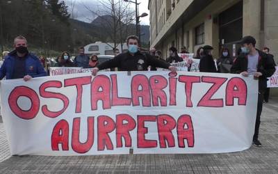 Ostalariek protesta egin dute, Lehendakariaren bisita bertan behera gelditu den arren