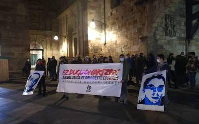 Aitor Zelaia eta Galder Barbado gazteei elkartasuna adierazi diete Durangon